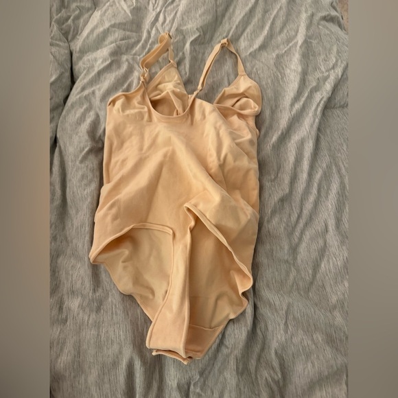 Skims Seamless Sculpting Thong Body Suit - Picture 5 of 5